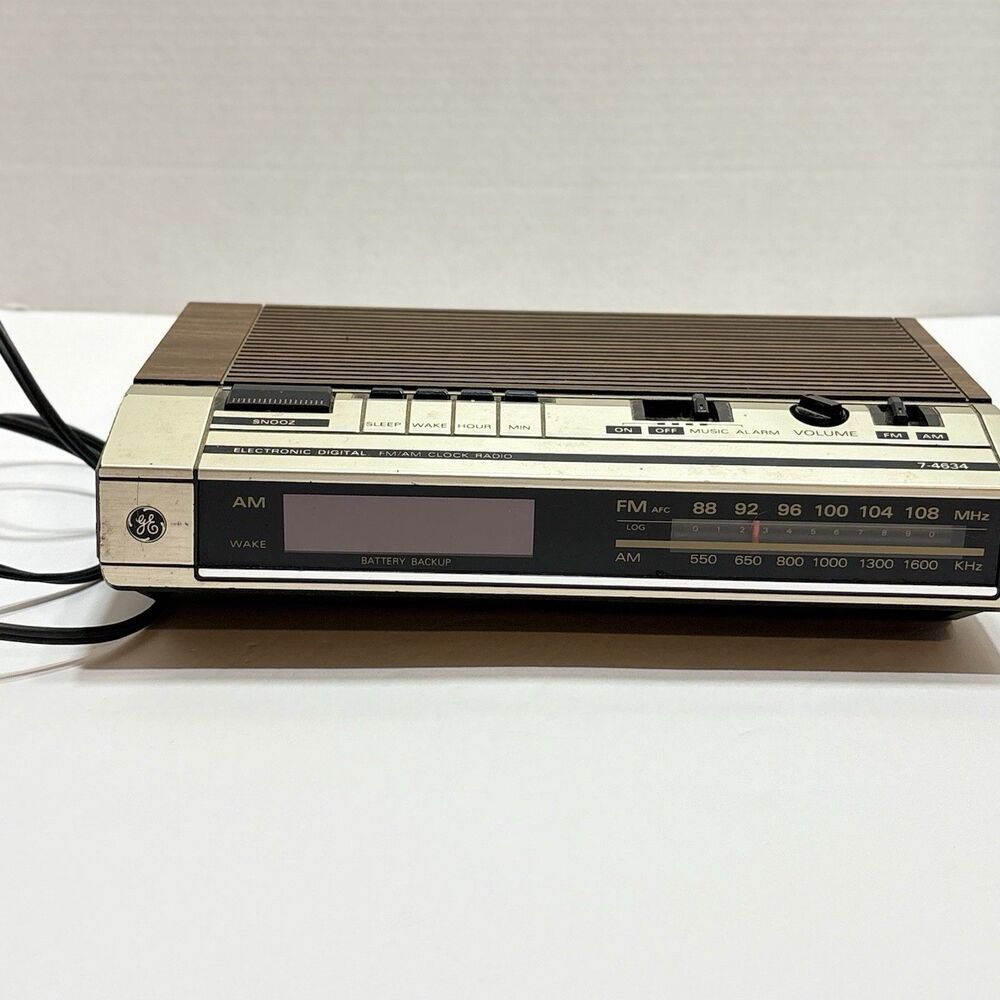 GE 7-4634B FM/AM Electronic Digital Alarm Clock Radio Woodgrain
